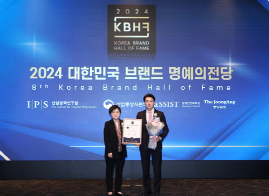 (왼쪽부터)하수경 산업정책연구원 심사위원장과 김유준 서브원스토어 총괄 상무